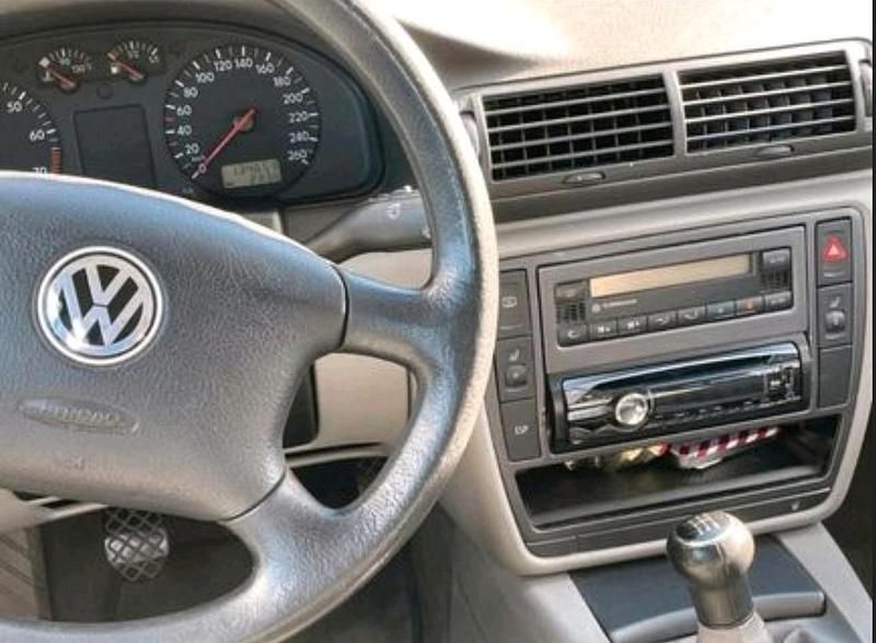 Blau Gebraucht 2000 VW Passat Limousine | 1.000 € (Superpreis) - Bild 1/4