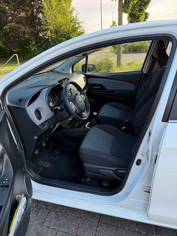 Gebraucht Toyota Yaris Comfort 69 PS (50 kW) 2015 Weiß Limousine