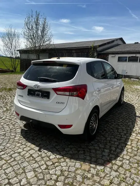 Gebraucht Hyundai ix20 125 PS (91 kW) 2012 Weiß Kleinwagen