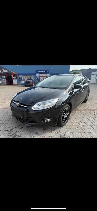 Schwarz Gebraucht 2011 Ford Focus Limousine | 2.900 € (Superpreis) - Bild 1/4