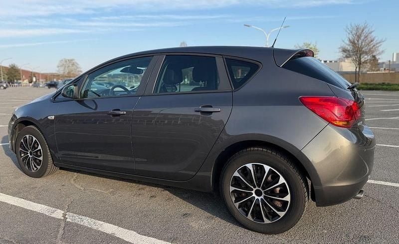 Gebraucht Opel Astra 140 PS (102 kW) 2011 Grau Limousine