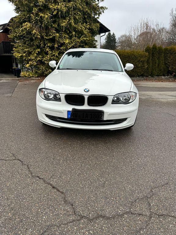 Gebraucht BMW 116 122 PS (89 kW) 2009 Weiß Kleinwagen