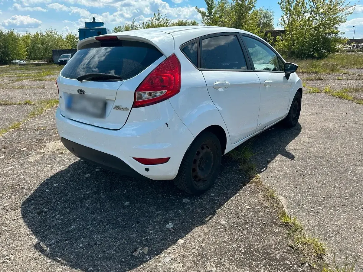 Gebraucht Ford Fiesta 97 PS (71 kW) 2009 Weiß Kleinwagen