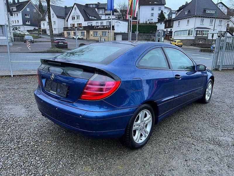 Gebraucht Mercedes C180 143 PS (105 kW) 2004 Blau Coupé