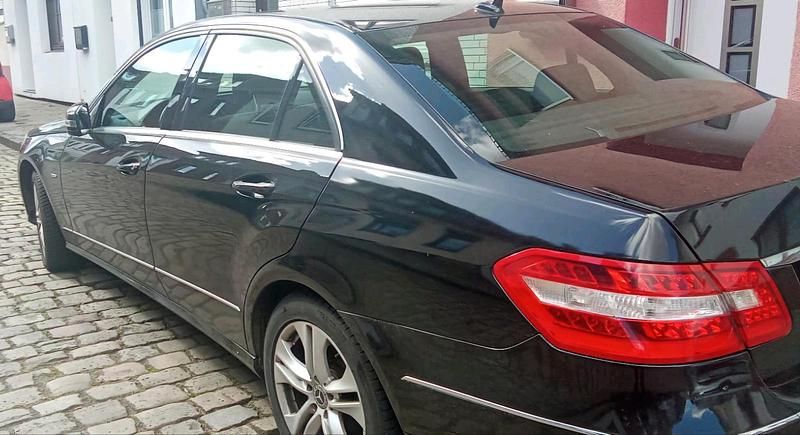 Gebraucht Mercedes E200 184 PS (135 kW) 2009 Schwarz Limousine