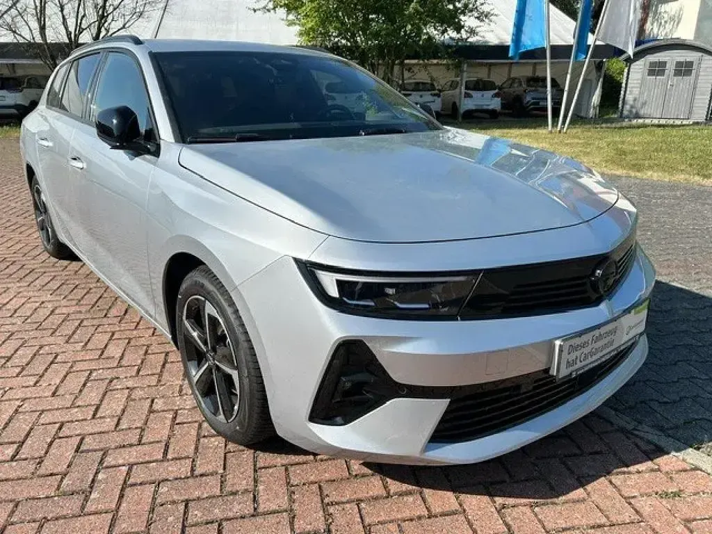 Gebraucht Opel Astra 131 PS (96 kW) 2024 Silbergrau Kleinwagen