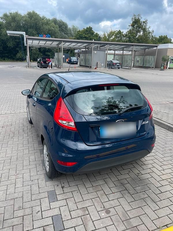 Gebraucht Ford Fiesta 60 PS (44 kW) 2012 Blau Kleinwagen