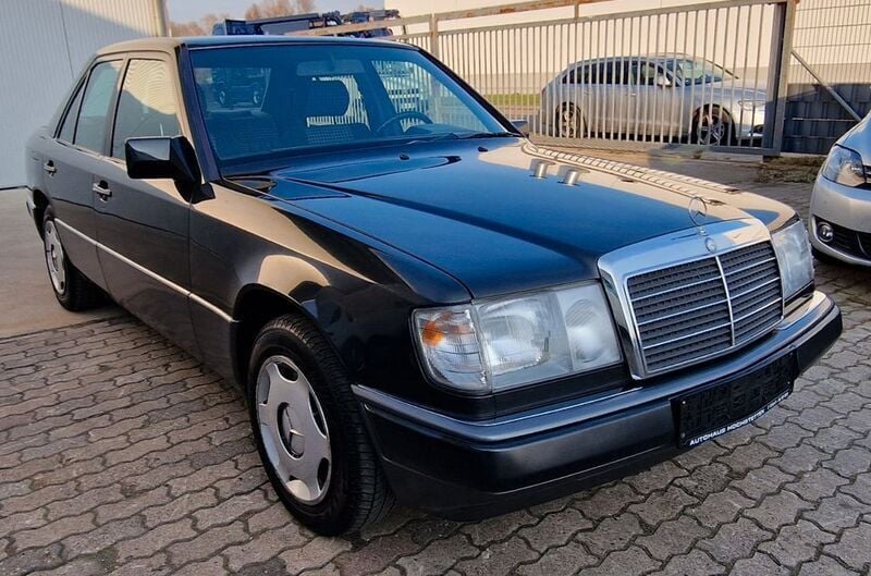 Grau Gebraucht 1993 Mercedes E200 Limousine | 13.990 € - Bild 1/4