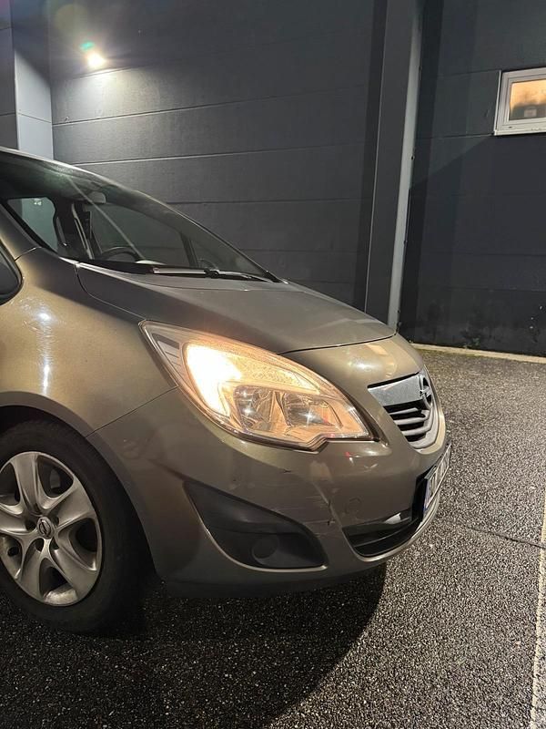 Gebraucht Opel Meriva 101 PS (74 kW) 2010 Braun Van / Kleinbus