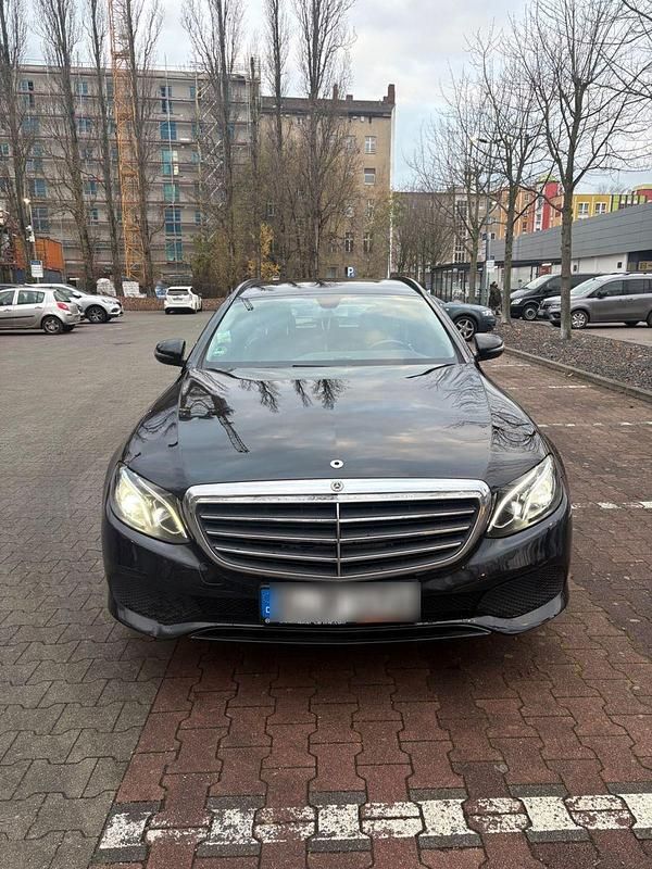 Schwarz Gebraucht 2018 Mercedes E220 Kombi | 18.950 € (Superpreis) - Bild 1/4
