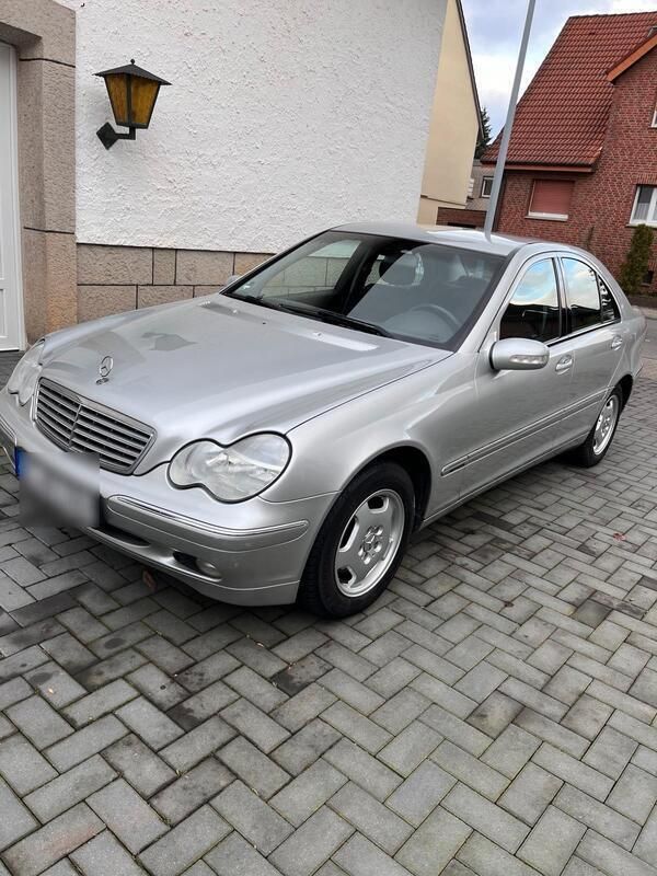 Silber Gebraucht 2004 Mercedes C180 Limousine | 3.800 € (Fairer Preis) - Bild 1/4
