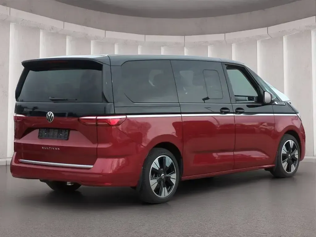 Gebraucht VW Multivan Style 150 PS (110 kW) 2023 Fortanarot metallic/deep black Van / Kleinbus
