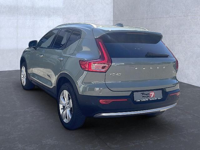 Gebraucht Volvo XC40 Core 163 PS (119 kW) 2024 Sage green / (metallic) SUV