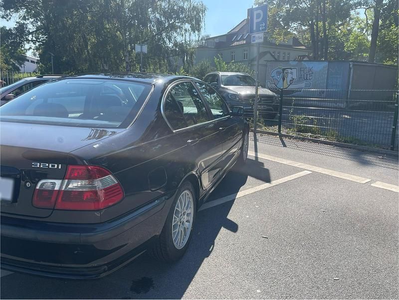 Gebraucht BMW 320 150 PS (110 kW) 2000 Schwarz Limousine