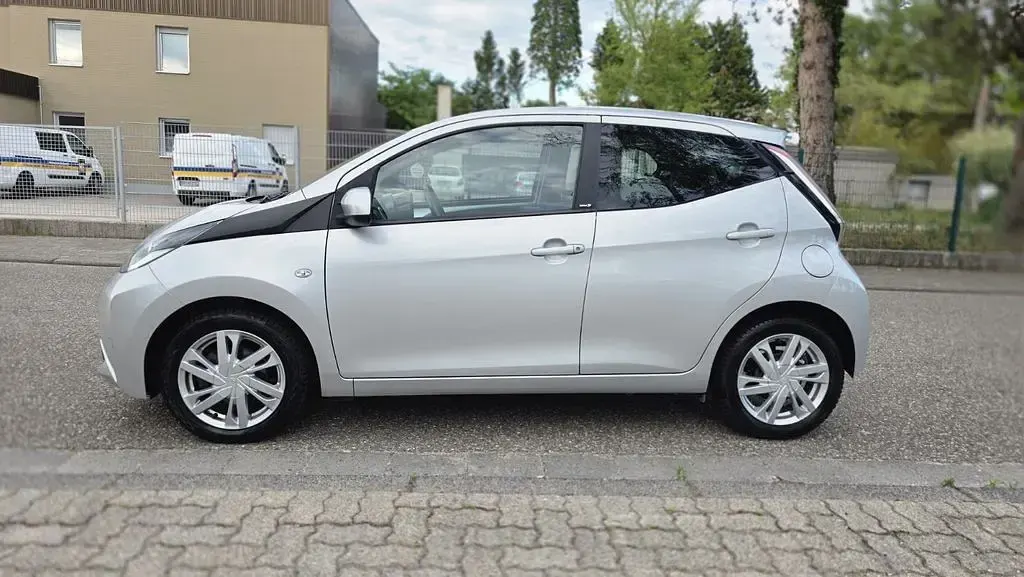 Gebraucht Toyota Aygo Edition-S 69 PS (50 kW) 2017 Silber Kleinwagen