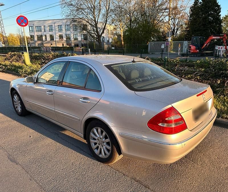 Gebraucht Mercedes E220 Elegance 150 PS (110 kW) 2003 Silber Limousine