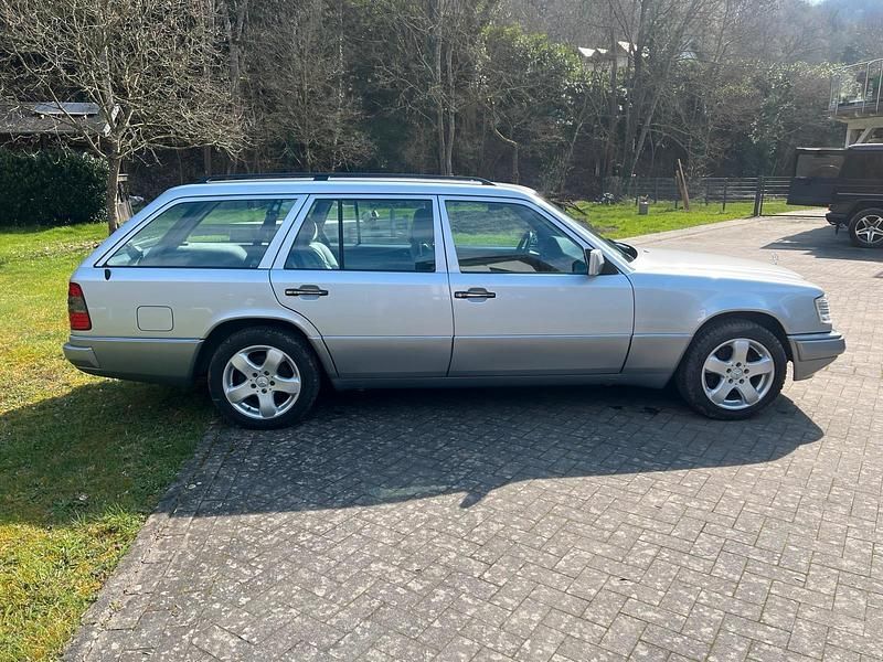 Second-hand Mercedes E320 220 CP (161 kW) 1994 Argintiu Break