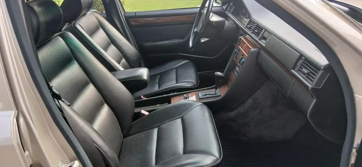 Gebraucht Mercedes 300 113 PS (83 kW) 1990 Silber Limousine