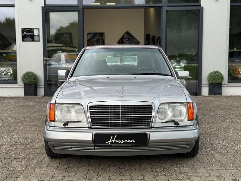 Silber Gebraucht 1994 Mercedes E420 Limousine | 27.990 € - Bild 1/4