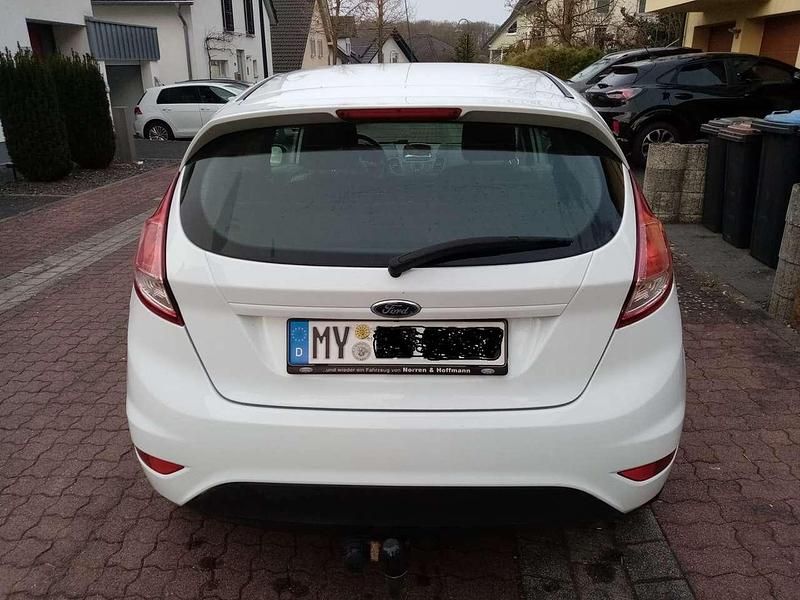 Gebraucht Ford Fiesta 82 PS (60 kW) 2014 Weiß Kleinwagen