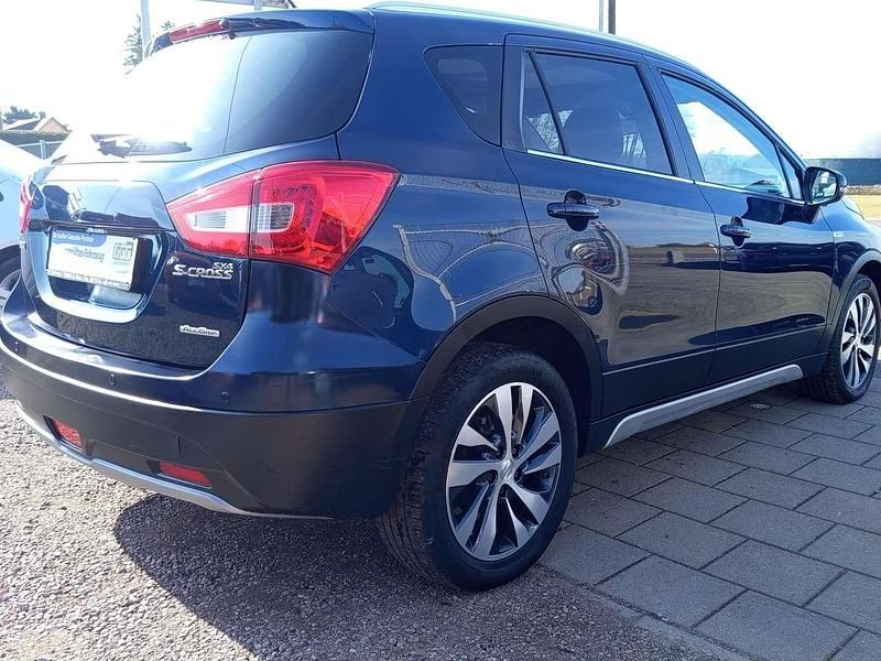 Usado Suzuki SX4 140 HP (102 kW) 2017 Azul Sedan