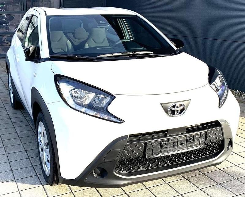 Super white 2 Neu 2025 Toyota Aygo Business Edition Kleinwagen | 16.990 € - Bild 1/4