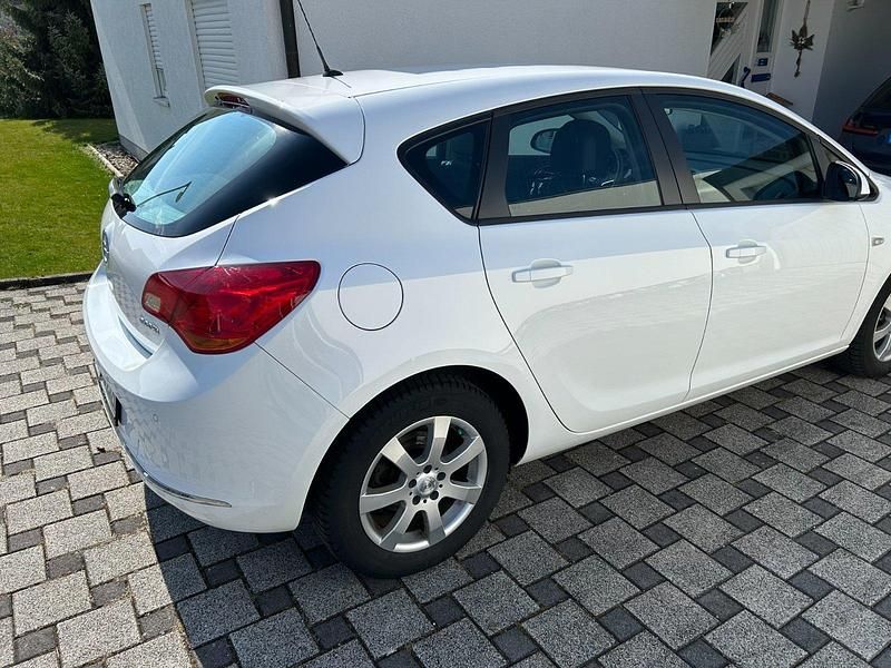 Gebraucht Opel Astra 100 PS (73 kW) 2012 Weiß Limousine