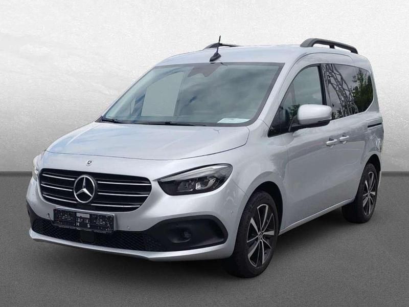 Gebraucht Mercedes T180 Style 131 PS (96 kW) 2024 Silber helvinsilber metallic Van / Kleinbus