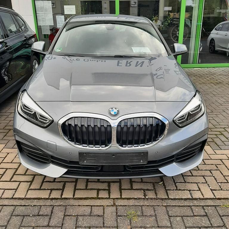 Grau Gebraucht 2024 BMW 118 Sport Line Kleinwagen | 23.700 € (Fairer Preis) - Bild 1/4