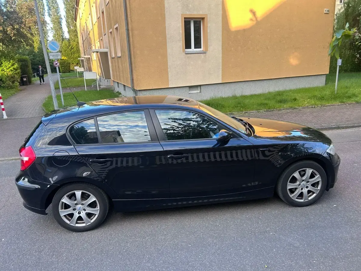 Gebraucht BMW 116 122 PS (89 kW) 2009 Schwarz Kleinwagen