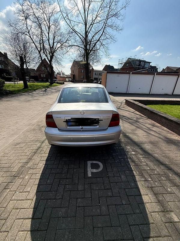 Second-hand Opel Vectra 101 CP (74 kW) 2000 Argintiu Berlinǎ