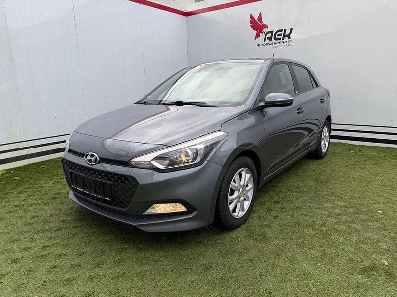 Gebraucht Hyundai i20 Passion 84 PS (61 kW) 2016 Grau Limousine