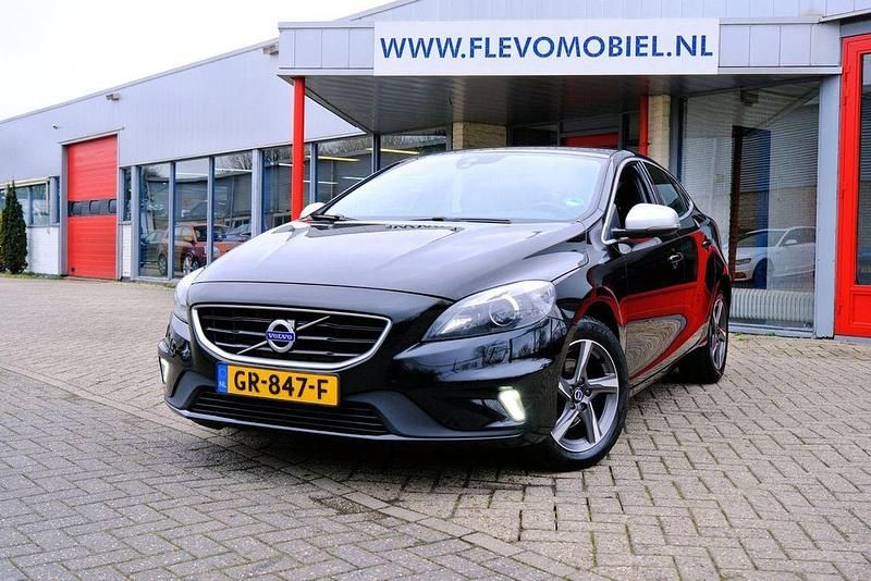 Gebraucht Volvo V40 R-Design 120 PS (88 kW) 2015 Schwarz Limousine