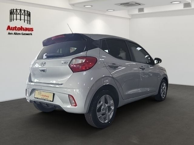 Gebraucht Hyundai i10 GO! 67 PS (49 kW) 2023 Sleek silver / met Kleinwagen