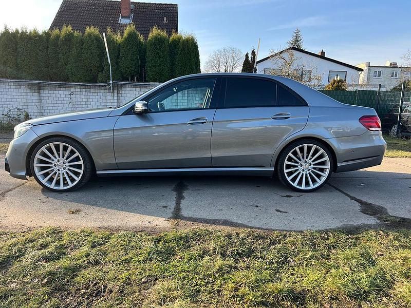 Silber Gebraucht 2014 Mercedes E300 Limousine | 16.800 € (Teuer) - Bild 1/4