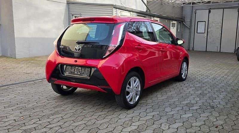 Gebraucht Toyota Aygo X-play 69 PS (50 kW) 2017 Rot Kleinwagen