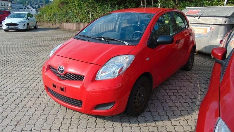 Rot Gebraucht 2010 Toyota Yaris Cool Limousine | 1.255 € (Superpreis) - Bild 1/4