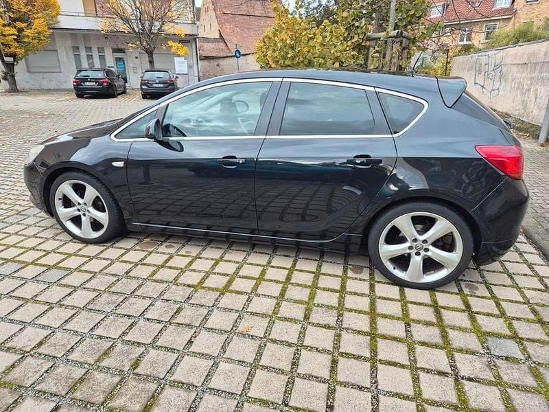 Gebraucht Opel Astra Edition 140 PS (102 kW) 2013 Schwarz Limousine