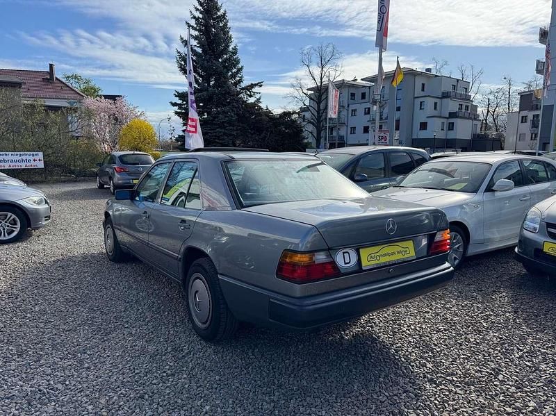 Gebraucht Mercedes E230 132 PS (97 kW) 1988 Grau Limousine