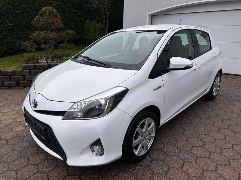 Weiß Gebraucht 2013 Toyota Yaris Hybrid Club Limousine | 9.550 € (Etwas zu teuer) - Bild 1/4