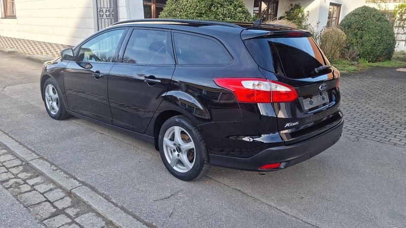 Gebraucht Ford Focus Trend 125 PS (91 kW) 2014 Pantherschwarz metallic Kombi
