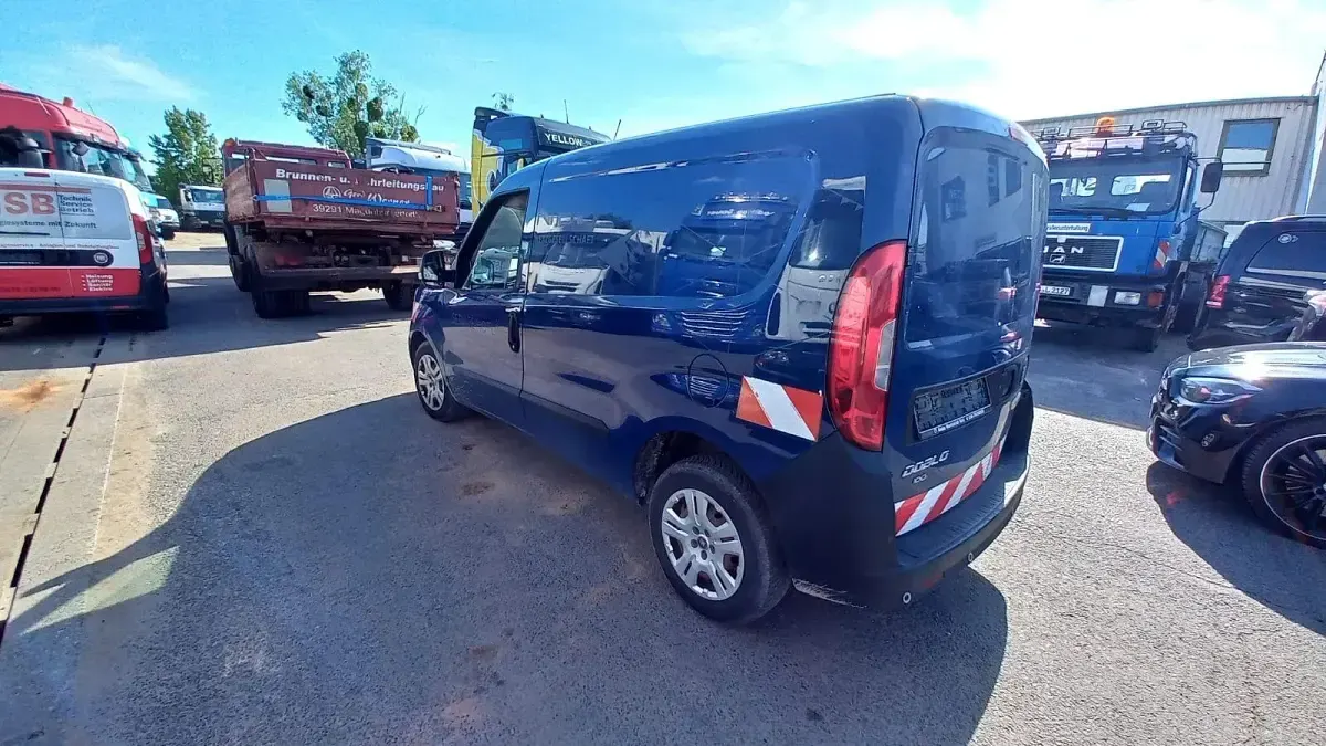 Gebraucht Fiat Doblò 101 PS (74 kW) 2016 Blau Van / Kleinbus