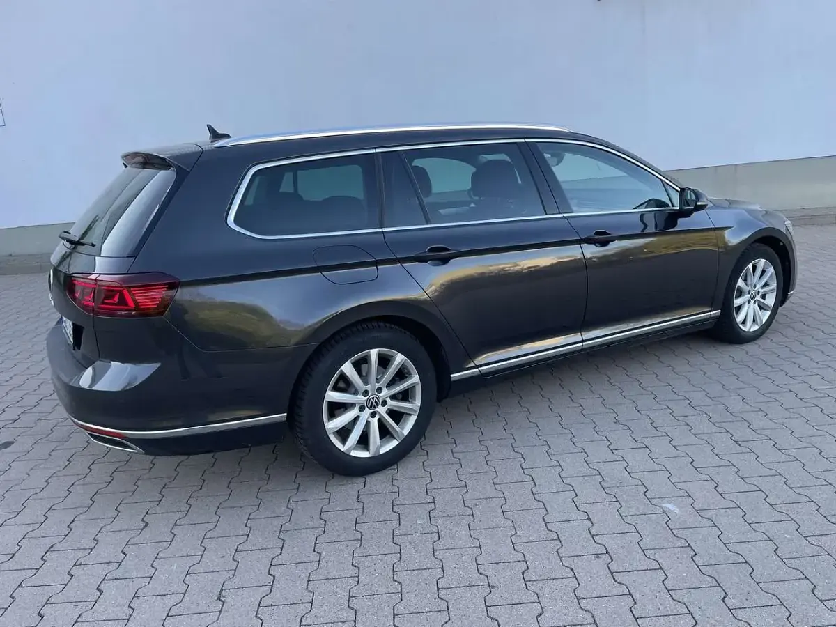 Gebraucht VW Passat Highline 150 PS (110 kW) 2021 Mangangrau metallic Kombi