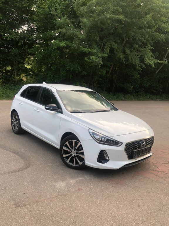 Weiß Gebraucht 2017 Hyundai i30 Intro Edition Limousine | 14.000 € (Guter Preis) - Bild 1/4