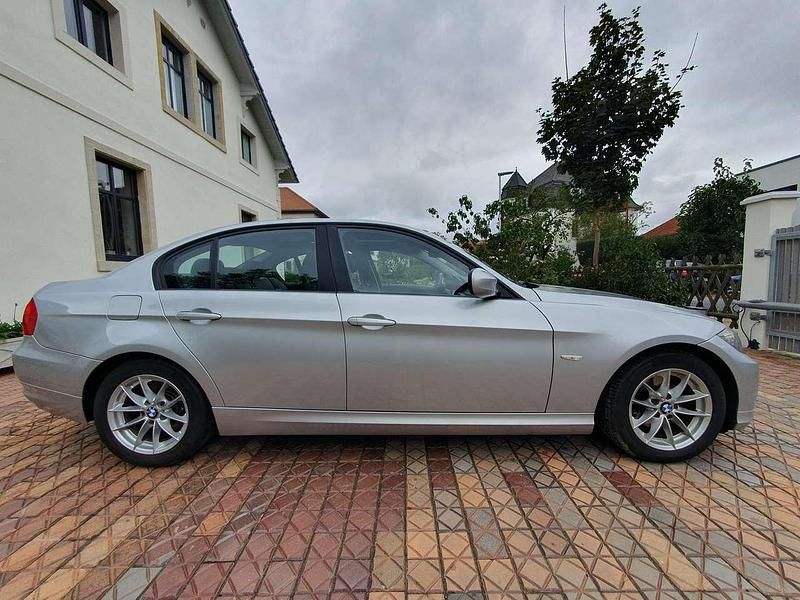 Silber Gebraucht 2011 BMW 318 Limousine | 9.650 € (Etwas zu teuer) - Bild 1/4