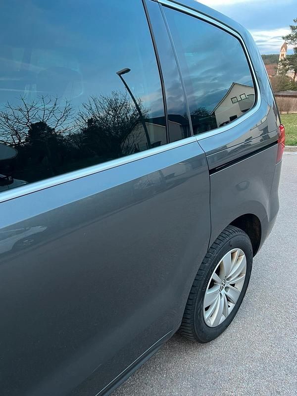 Second-hand VW Sharan 150 CP (110 kW) 2017 Verde Monovolum