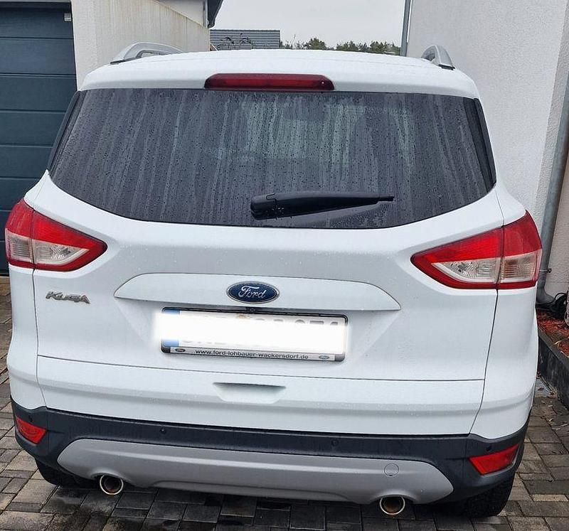Gebraucht Ford Kuga Titanium 150 PS (110 kW) 2016 Weiß SUV