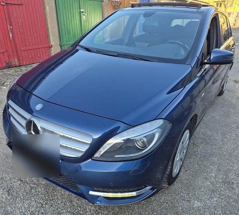 Gebraucht Mercedes B180 122 PS (89 kW) 2012 Blau Van / Kleinbus