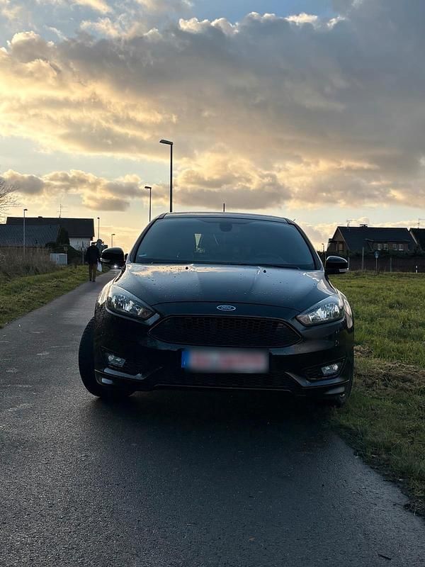 Schwarz Gebraucht 2017 Ford Focus ST-Line Kombi | 12.500 € (Etwas zu teuer) - Bild 1/4