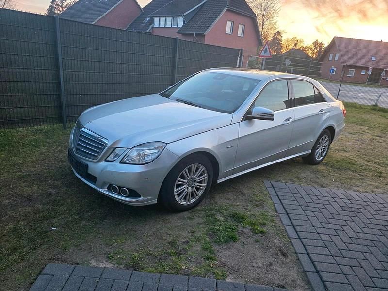 Gebraucht Mercedes E220 170 PS (125 kW) 2011 Silber Limousine
